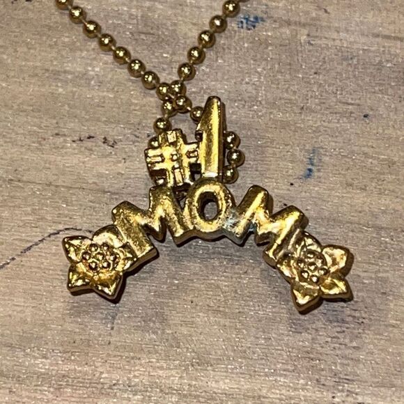 #1 Mom Gold Tone Necklace With Florals Accents - Picture 2 of 6